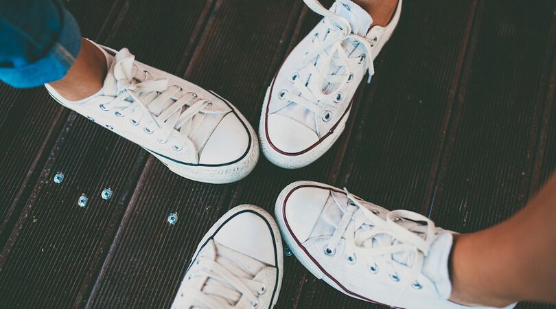 Eindelijk de oplossing: zo krijg je je witte sneakers weer stralend wit