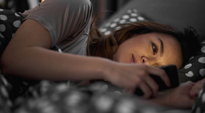 Dit gebeurt er met je hersenen wanneer je gelijk op je telefoon kijkt als je wakker wordt