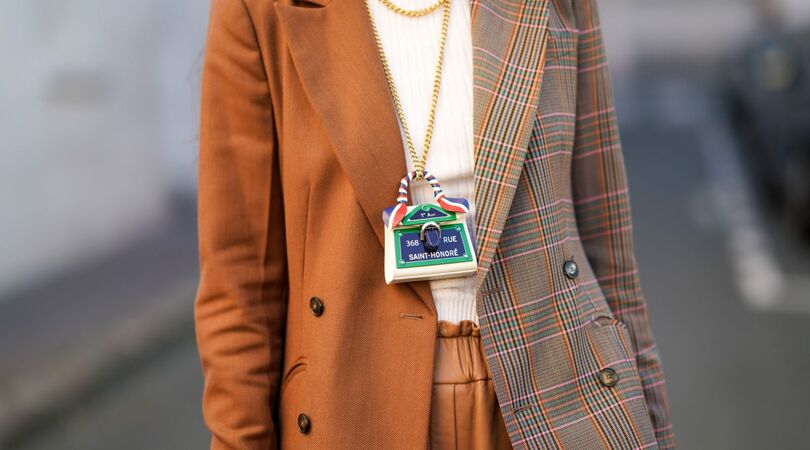 Van doorschijnende broeken tot micro tassen: vreemde fashion items die je online kan kopen