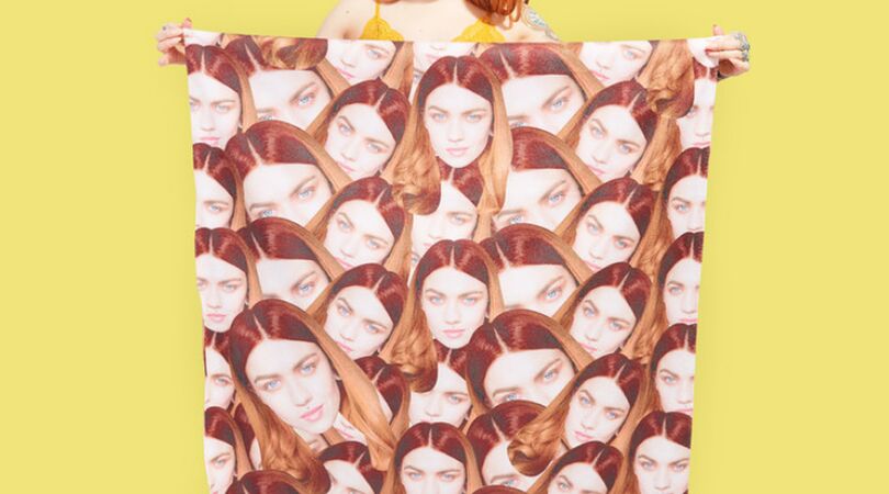 Je kunt deze zomer chillen op een strandlaken met het hoofd van je bff erop