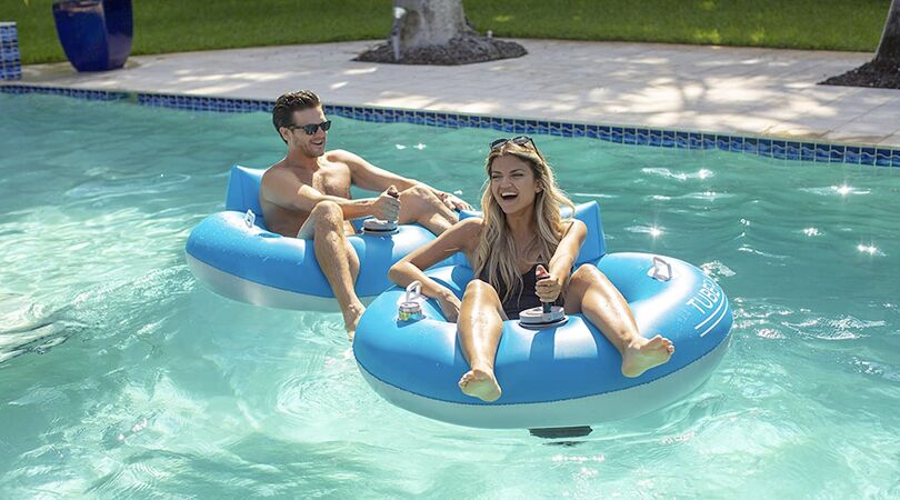 Deze gemotoriseerde zwemband is d&eacute; musthave voor deze zomer