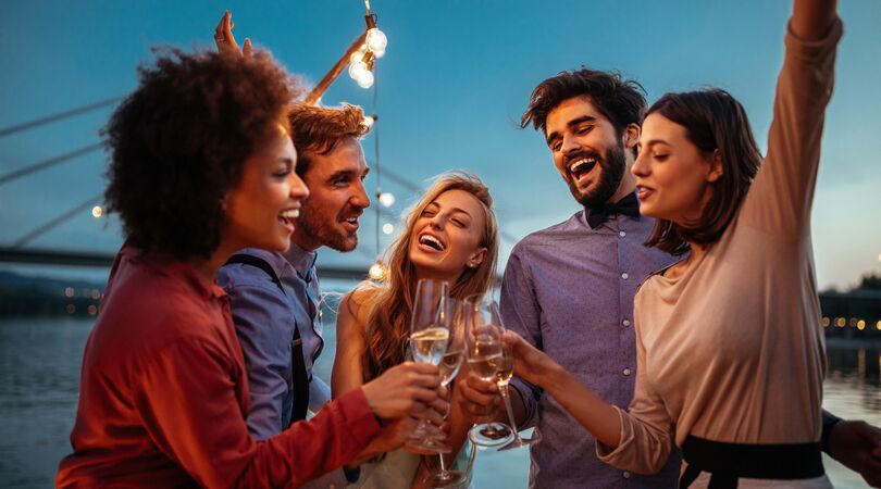 Leuk zomeruitje: je kunt nu met een BBQ-boot varen in de Betuwe