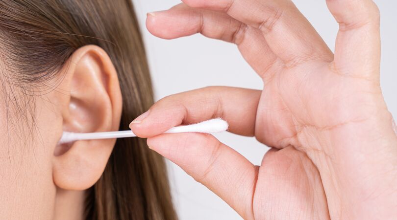 Onderzocht: zijn wattenstaafjes slecht voor je oren?