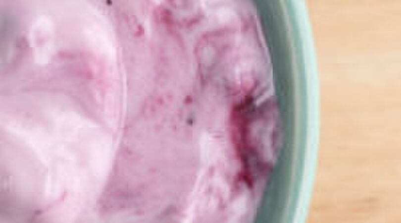 Waarom er altijd een laagje water op jouw yoghurt ligt