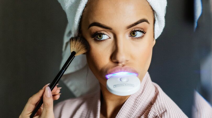 Door deze simpele truc krijg jij witte tanden zonder te bleken