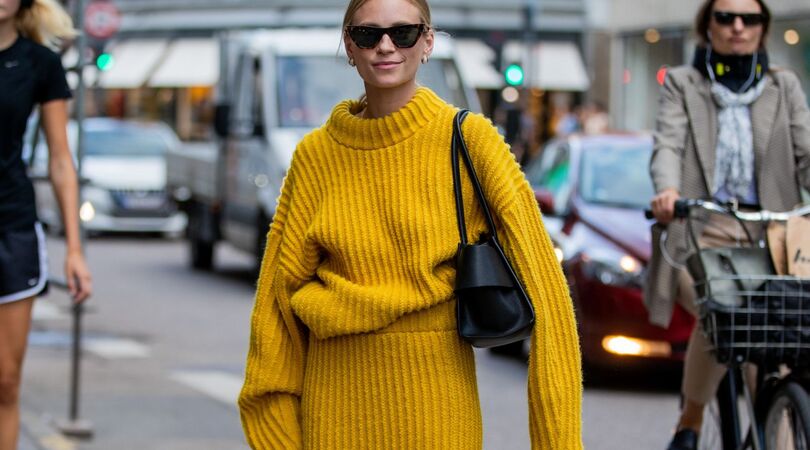 De herfst begint &eacute;n dit zijn de de truien en sweater trends voor najaar 2021 / 2022