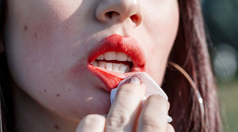 Lippenstift verwijderen zonder te vlekken: het kan met deze handige hack