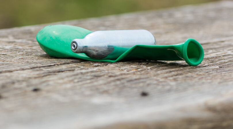 Shocking: Studente invalide na inhaleren van lachgas