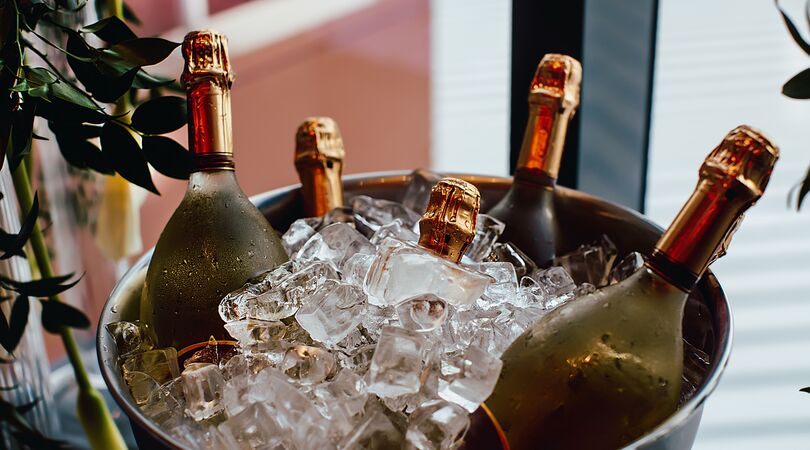 Cheers! Met dit handige trucje kan je wijn koelen binnen 10 minuten