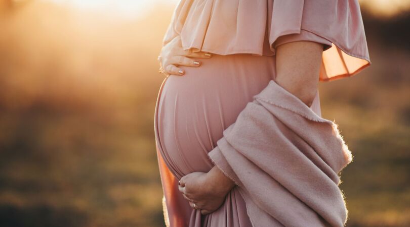VIDEO: Vier Handen Op Een Buik-Romana krijgt ruzie met Fajah Lourens en het gaat helemaal mis