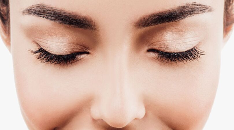 Dit meisje verfde haar wenkbrauwen en het ging he-le-maal mis