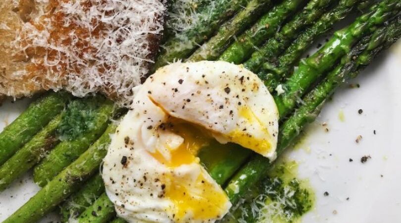 Fancy breakfast recept: asperges met ham en ei