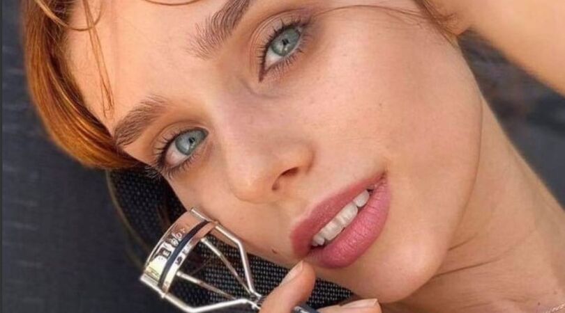 3 x beauty hacks met een wimperkruller die je moet kennen