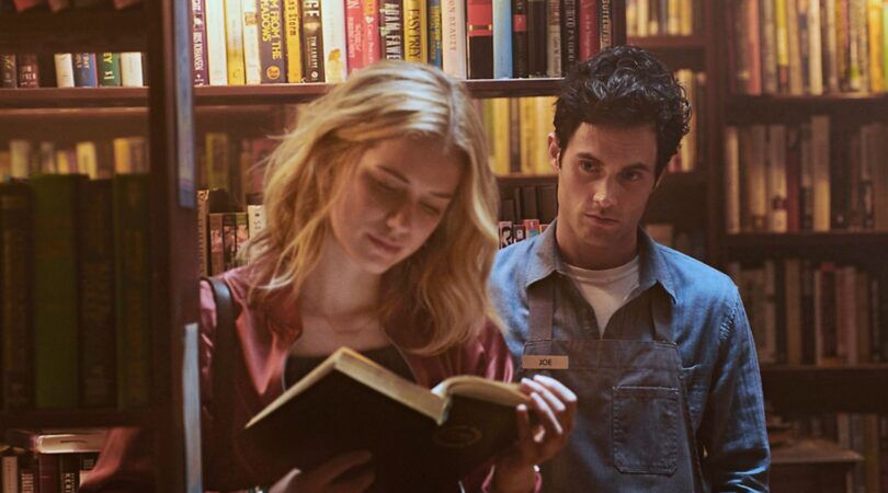 Joe van You kijkt naar Beck.