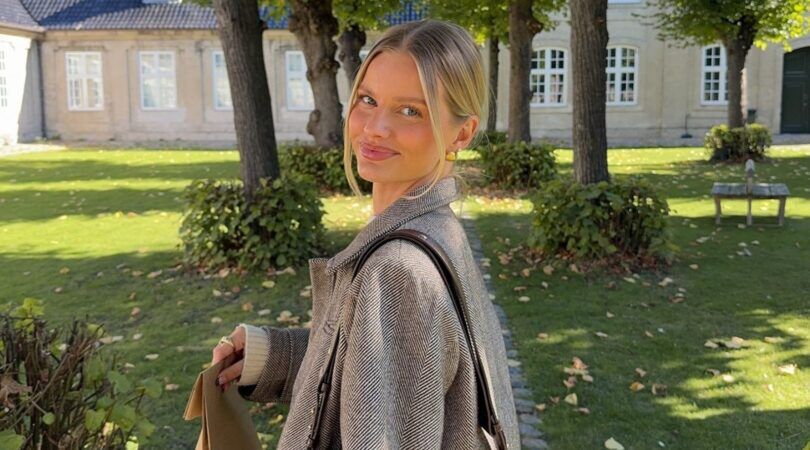 Foto van blonde vrouw die glimlacht.