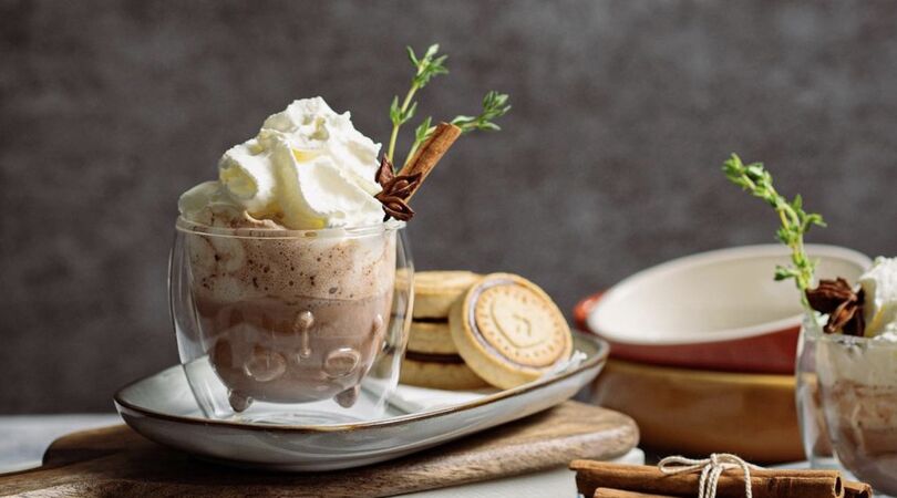 Deze winterse koffie met slagroom en kaneel moet je echt eens uitproberen