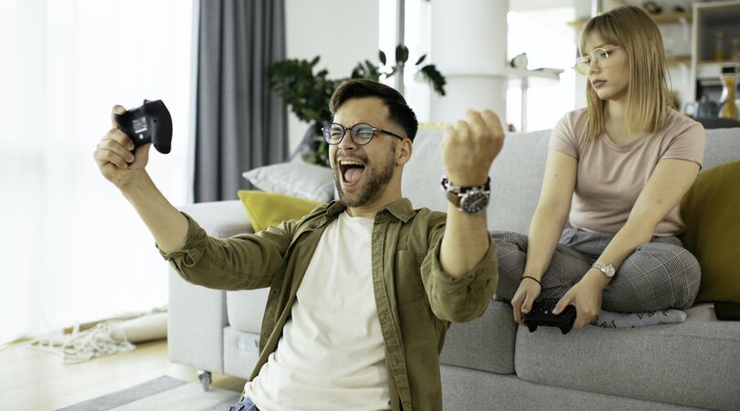 &lsquo;Nog &eacute;&eacute;n potje&rsquo; en andere herkenbare momenten als jouw lover van gamen houdt