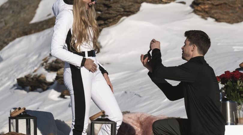 Romee Strijd is ten huwelijk gevraagd en de ring is echt e-norm