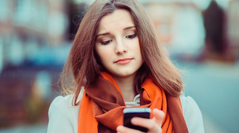 7 herkenbare irritaties tijdens het appen met een jongen