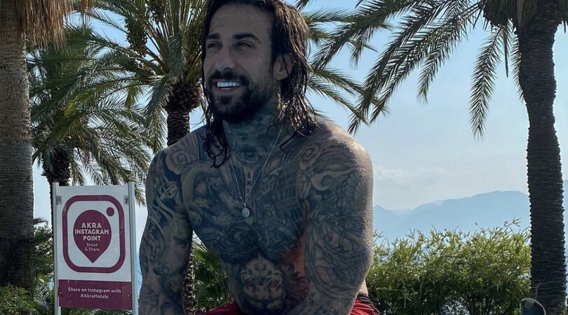 Fabrizio krijgt een bak met kritiek over zich heen na de eerste aflevering van de Bachelor