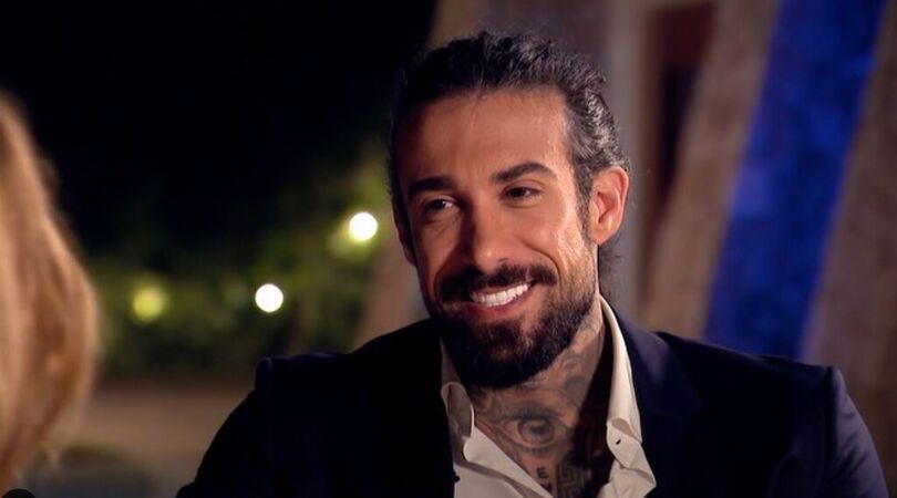 Whoop whoop: Bachelor Fabrizio zoent met twee meiden