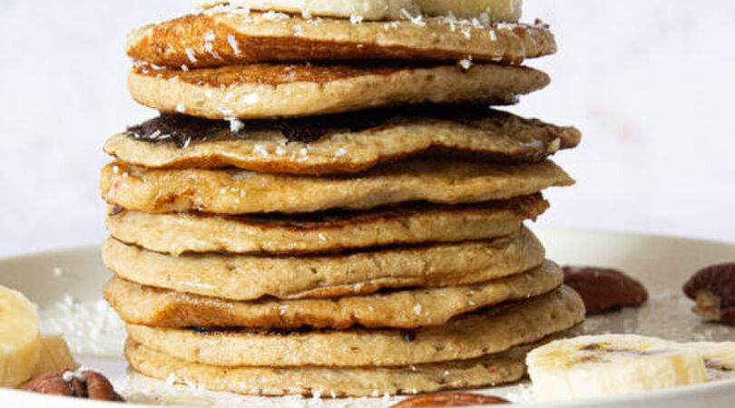 Dit wil je zometeen als ontbijt: kokospannenkoeken met rood fruit