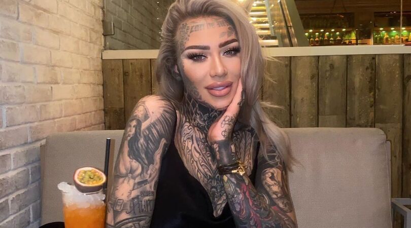 Wow, wat een verschil: Becky Holt liet voor een dag al haar tattoos verwijderen