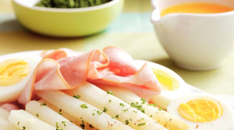 Idee voor het ontbijt van morgen: groene asperges met ham en ei