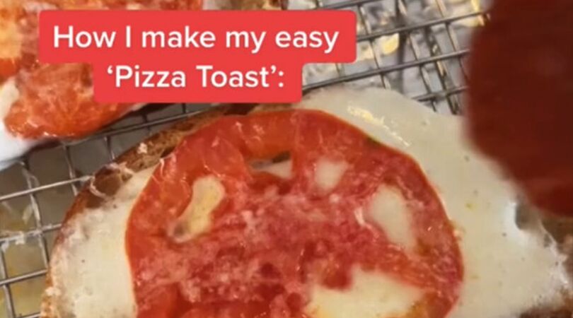 Deze pizza-tosti van Hailey Bieber gaat viral en wil je maken