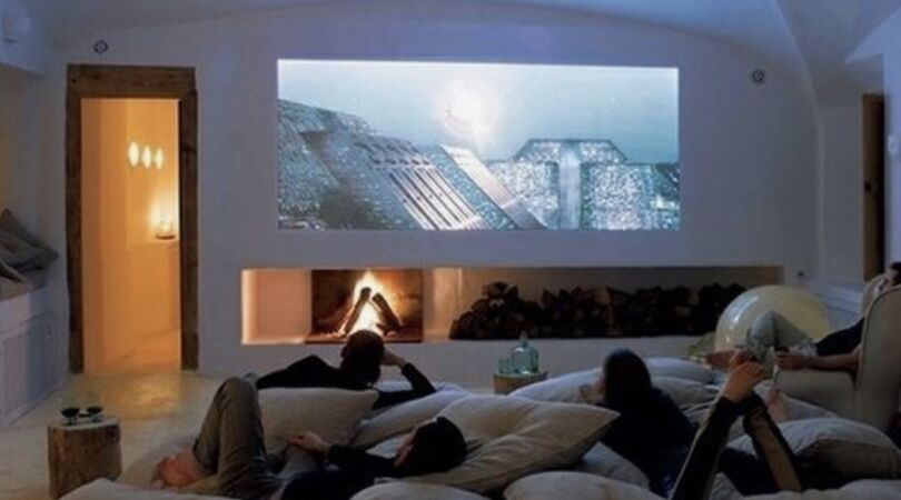 Deze tv is groter dan jouw woonkamer en is nu te koop!