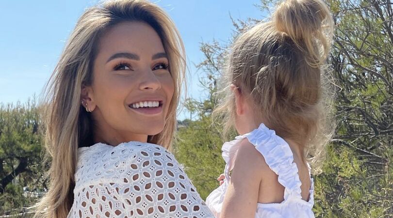 Monica straalt in steamy shoot in lingerie