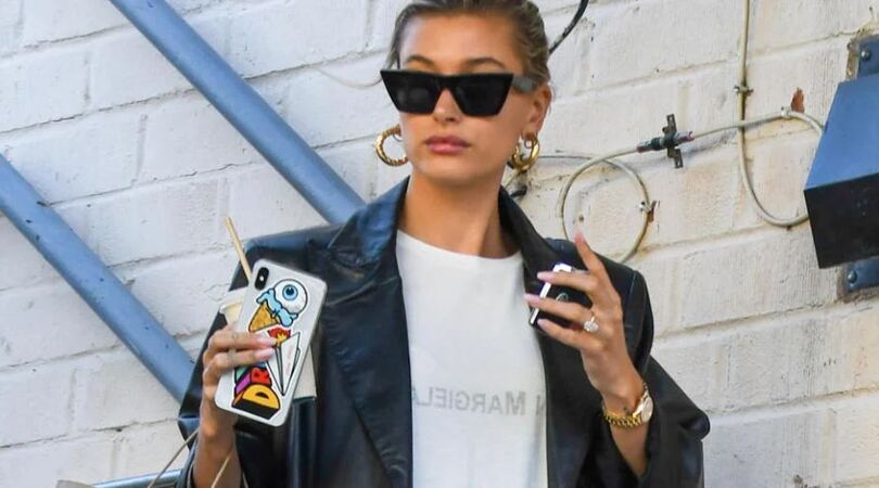 Dit is d&eacute; perfecte festival outfit volgens de styliste van Hailey Bieber