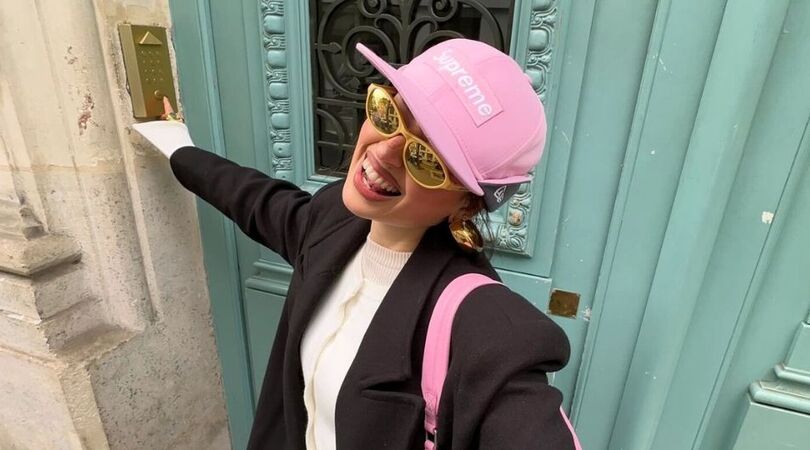 Iemand lacht oprecht in de camera.