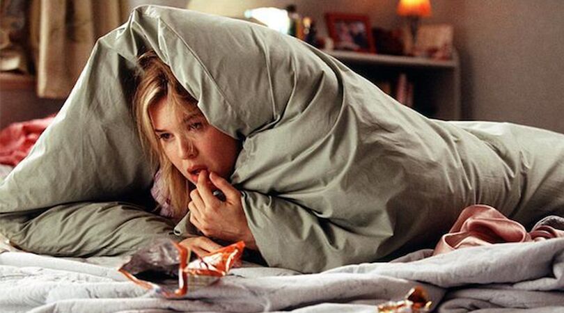 Bridget Jones ligt onder een laken