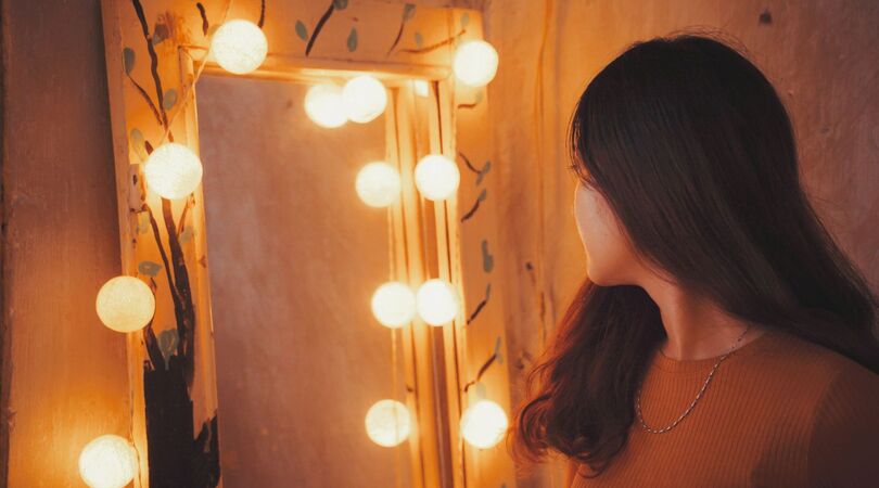 Good to know! Dit is de reden dat je je zelf knapper vindt in de spiegel dan op foto&rsquo;s