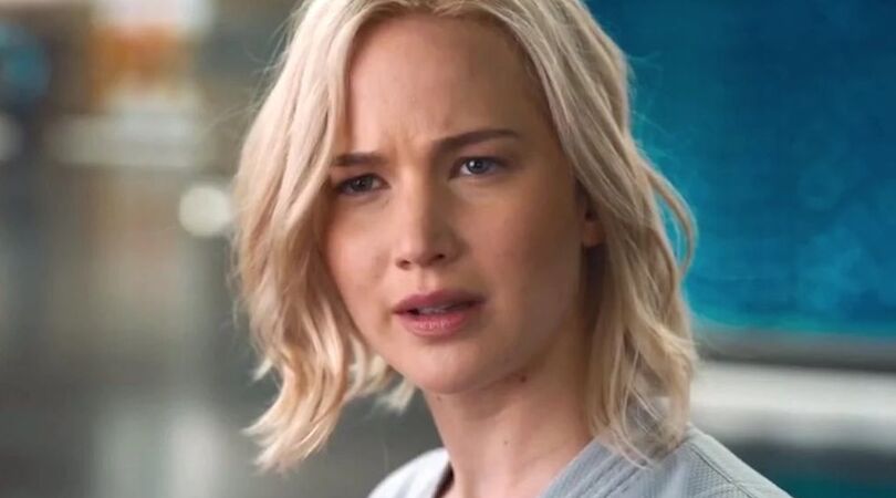 jennifer Lawrence kijkt boos naar iemand