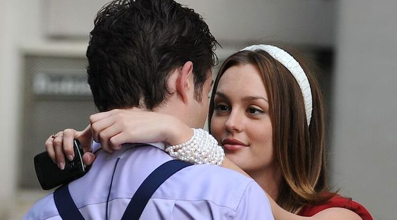 Een koppel kijkt elkaar diep in de ogen aan.