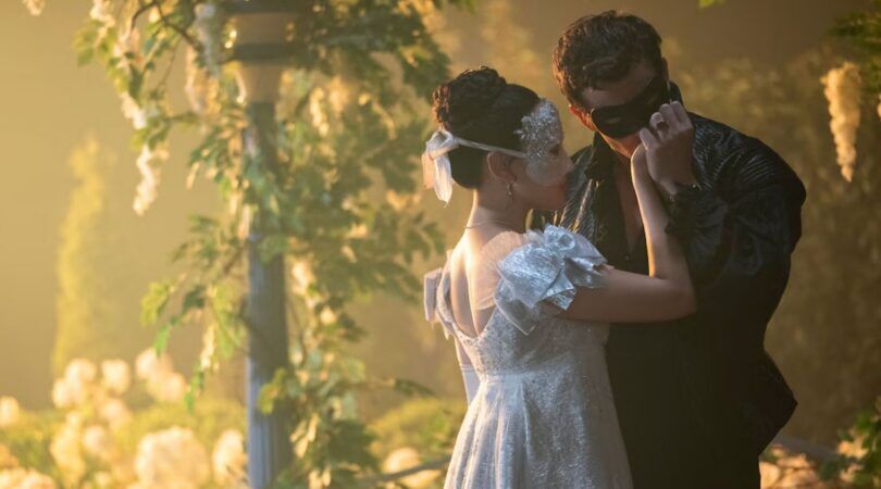Benedict Bridgerton danst met zijn liefde Sophie in de Netflix-Original Bridgerton.