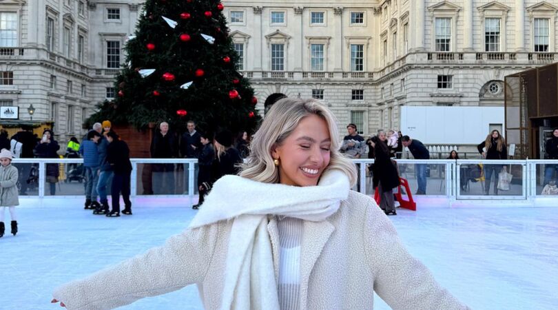 Meisje op een schaatsbaan.