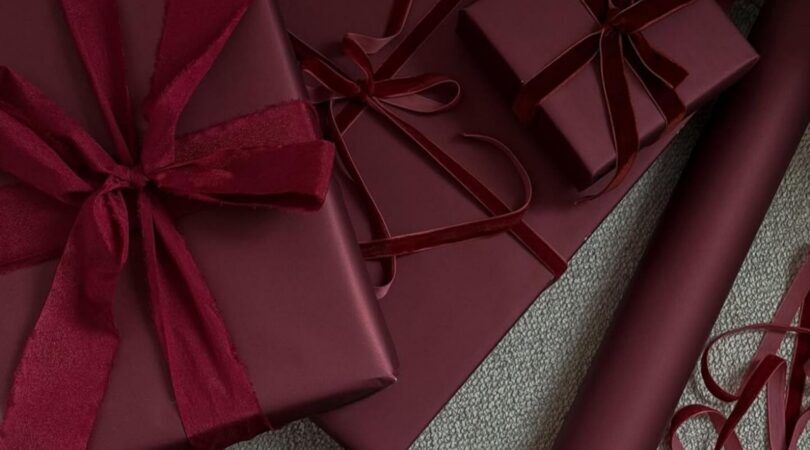 Verschillende cadeaus met rood inpakpapier.