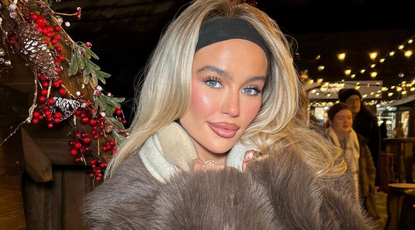 Een meisje met blond haar.