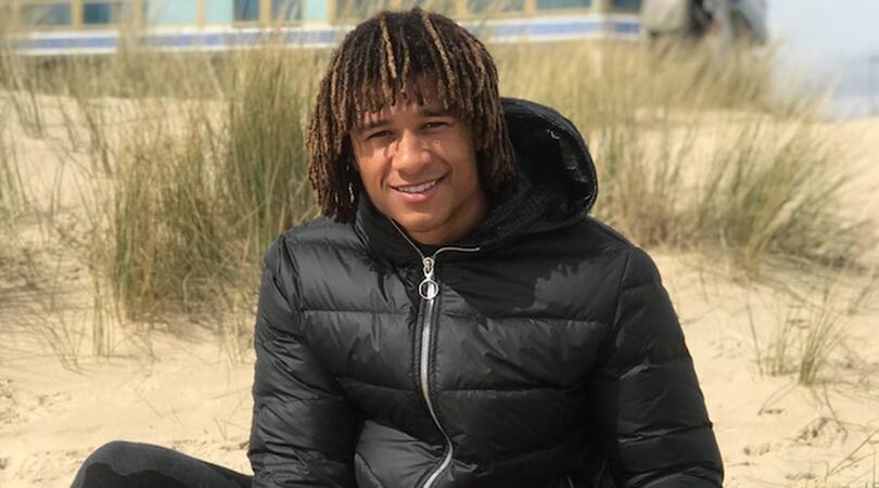 vrouw-voetballer-nathan-ak&eacute;