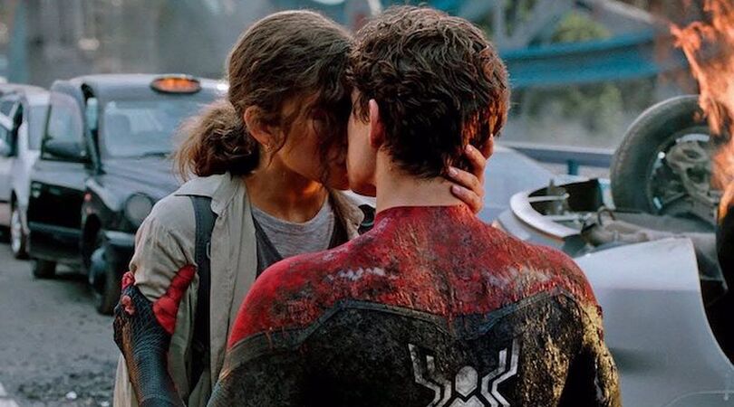Tom Holland en Zendaya geven elkaar een kus op de set van Spider-Man
