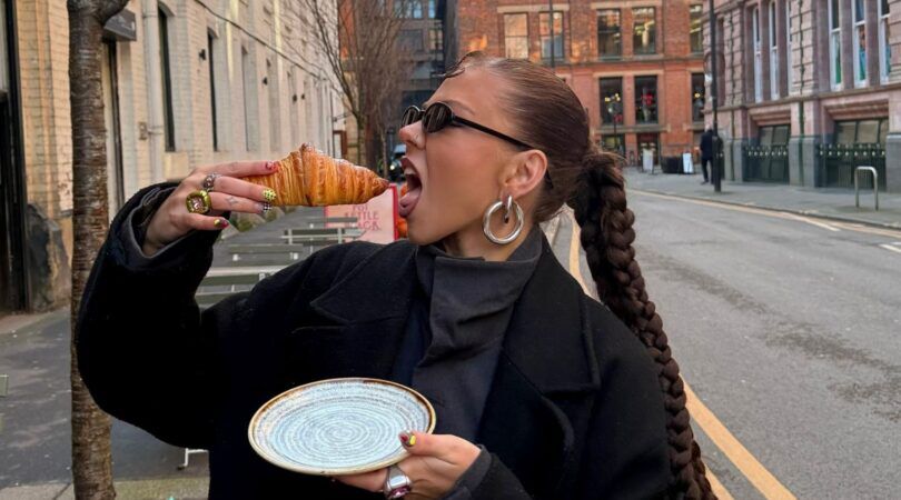 Meisje eet een croissantje.