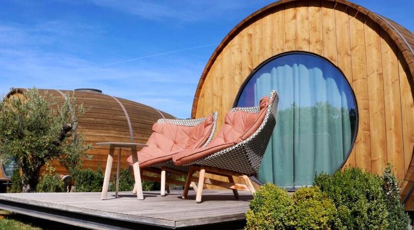 Wijnliefhebbers opgelet! Je kunt nu overnachten in een wijnvat