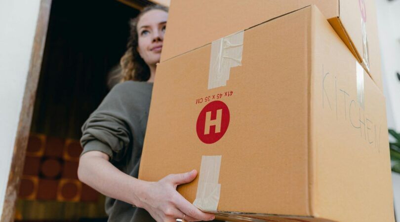 Een vrouw met verhuisdozen.