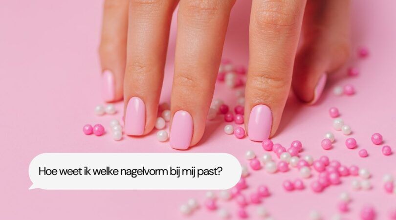 Een foto van een hand met roze gelakte nagels.