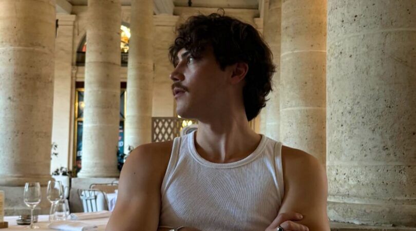 Een man in een restaurant.