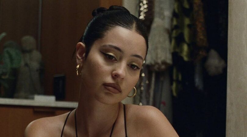 Foto van Maddy Perez in Euphoria. Ze kijkt verdrietig met haar ogen teneergeslagen.