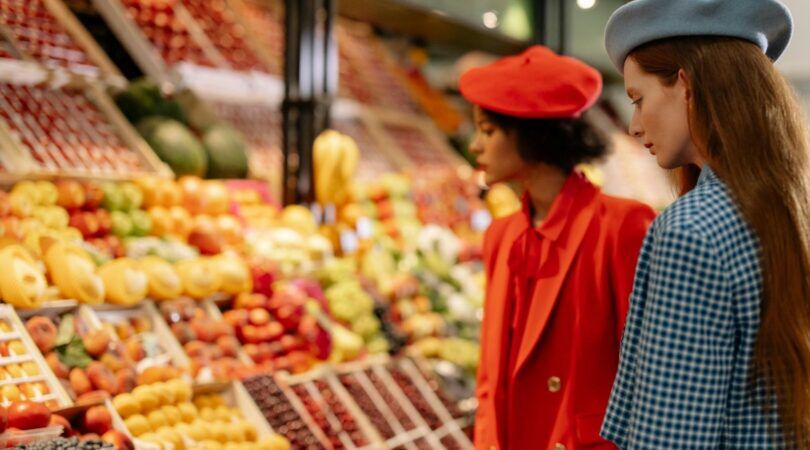 Twee vrouwen staan in de supermarkt.